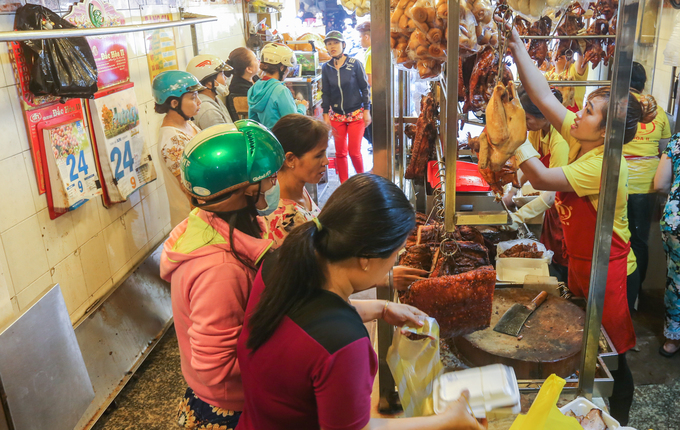 Người Sài Gòn chi tiền triệu mua heo quay nguyên con cúng Thần Tài